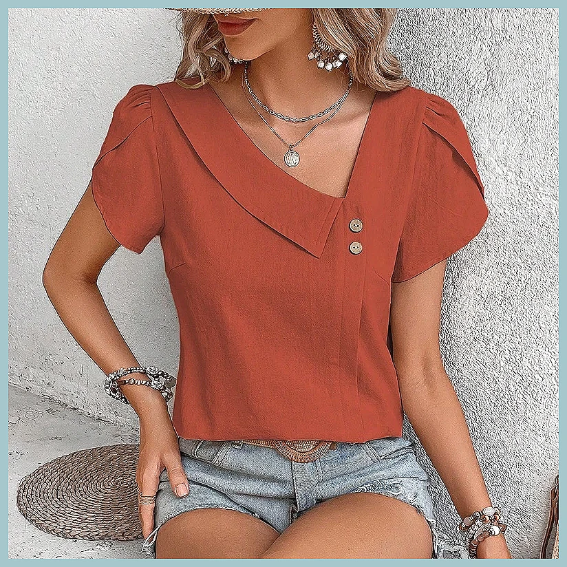 Shirts - بلوزة نسائية بلون موحد بتصميم كلاسيكي