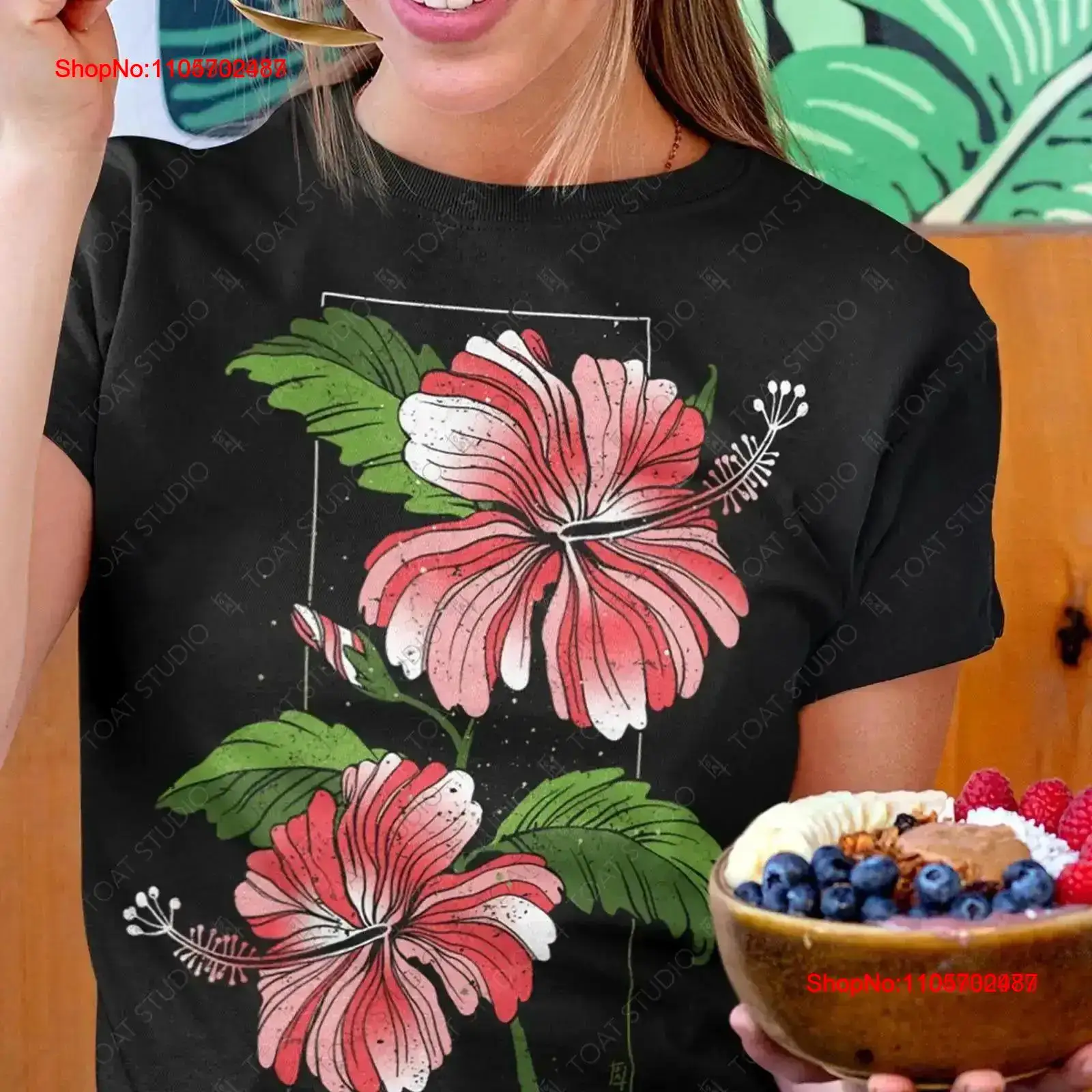Vintage Hawaiian Floral Shirt - تي شيرت بتصميم زهرة الكركديه، بنمط